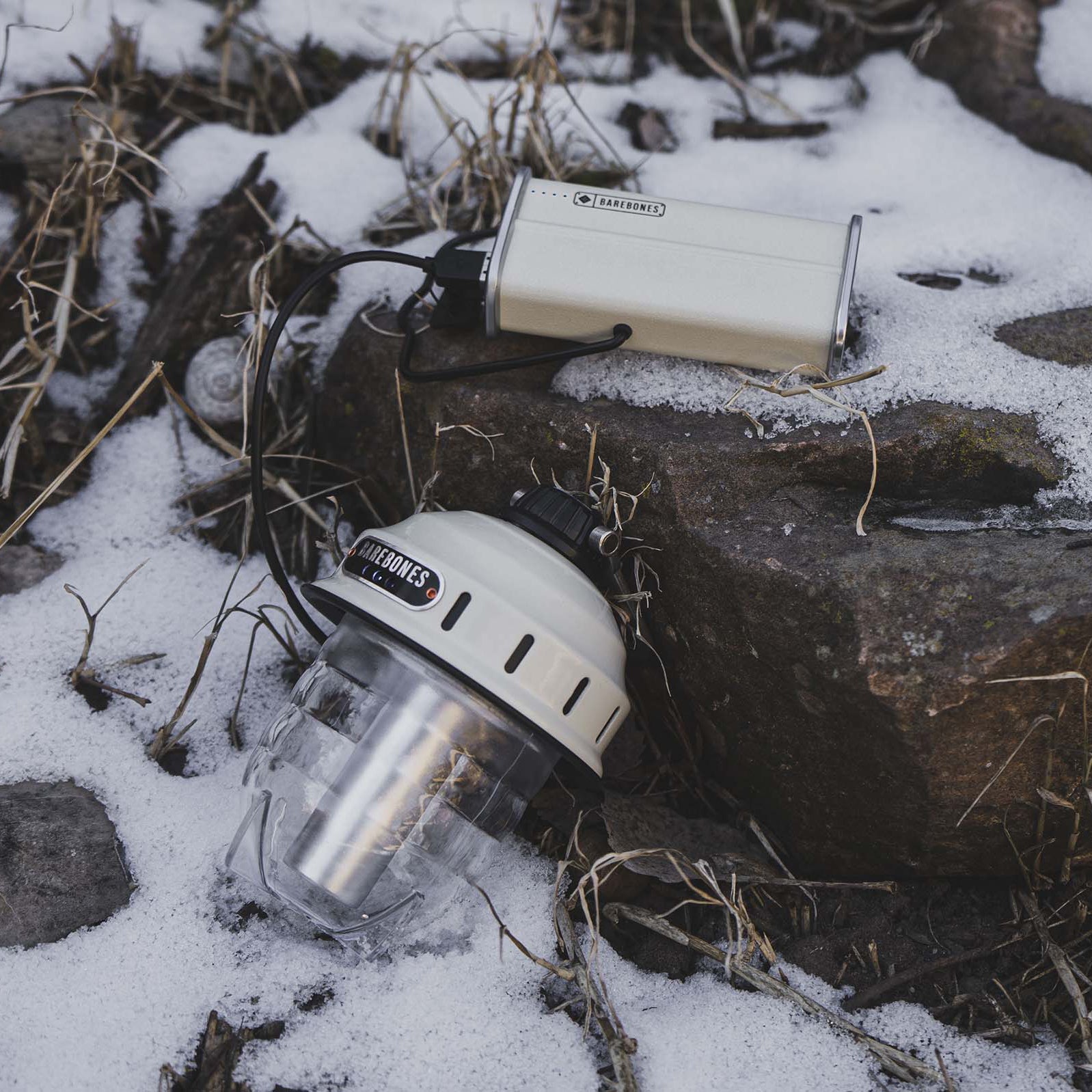 power-bank-5000-mah-06-06-LIV-138_PowerBank-5000mAh-Vintage-White_Lifestyle_02 Power Bank - 5000 mAh